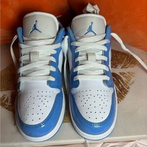 Nike Air Jordan 1 Low UNC Blue White Patent Women’s 7 Youth 5.5Y Worn Once 💙✨